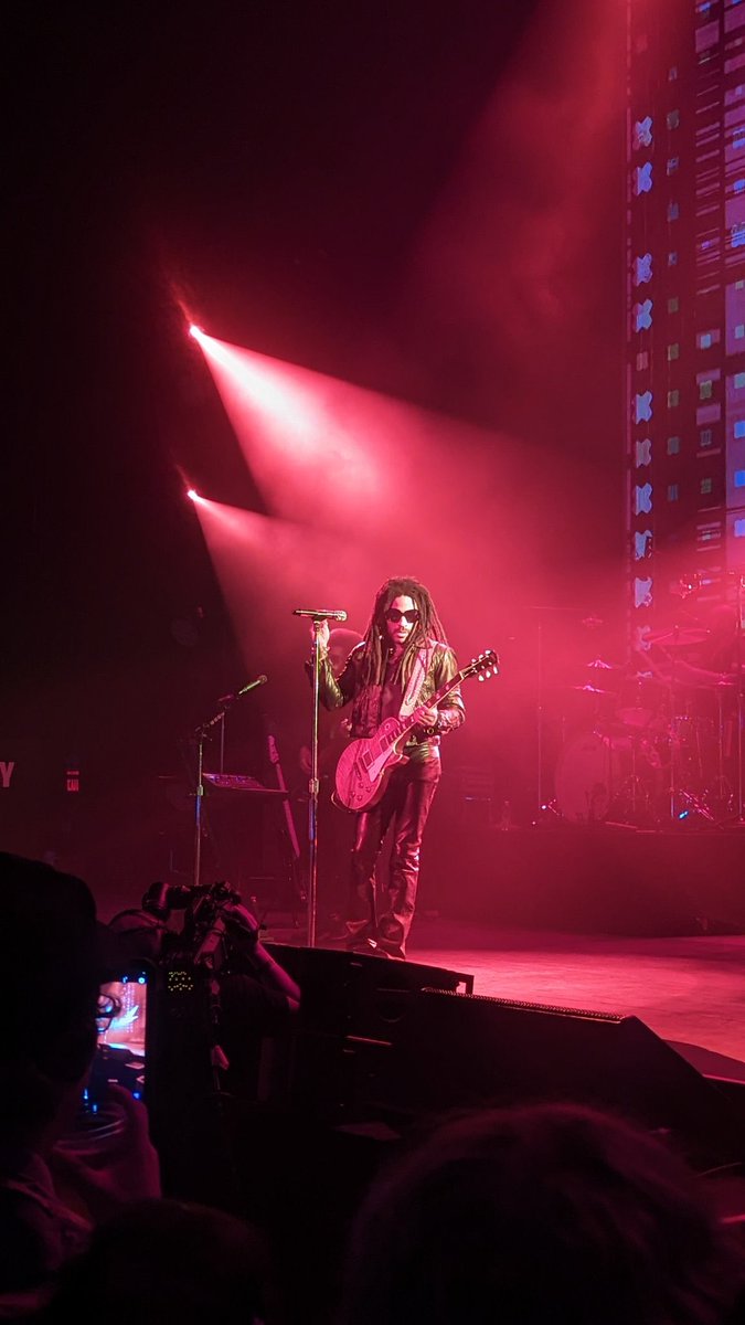 MrManXRP's tweet image. Lenny kravitz was at the #Properparty.
Shoutout to my man @Shak00r96 for the photos.