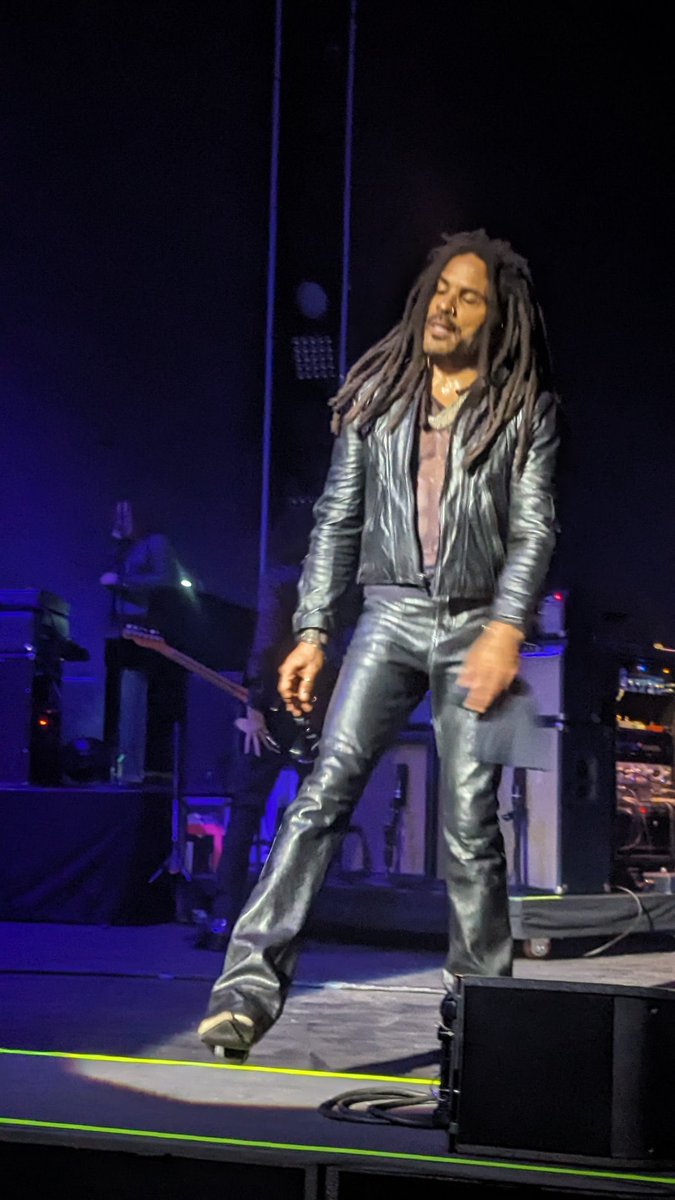 MrManXRP's tweet image. Lenny kravitz was at the #Properparty.
Shoutout to my man @Shak00r96 for the photos.