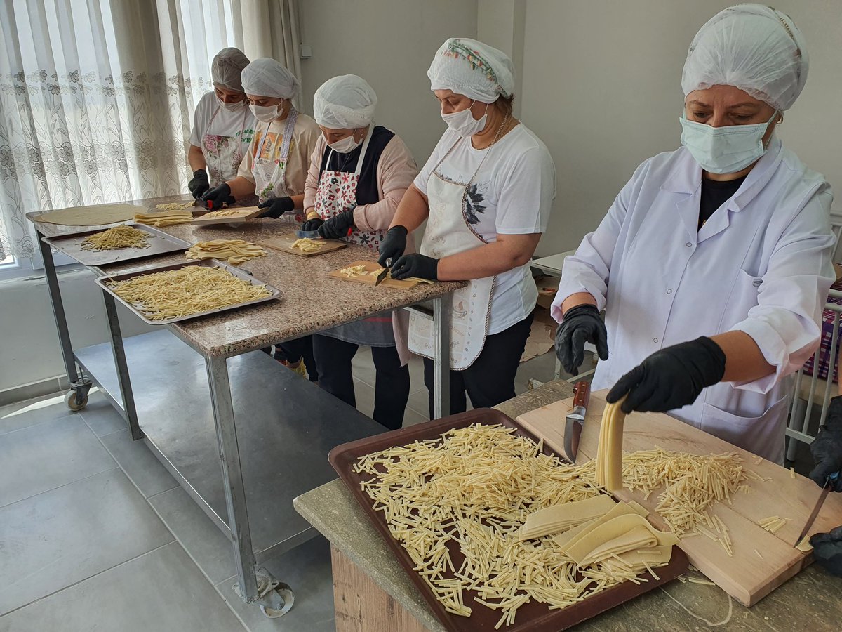 Manisa'nın Mahmutlar Köyü. Bin nüfuslu köyde kadınların işlettiği 14 ekmek fırını var.
Günde 14 bin ekşi maya ekmek üretip tüm Türkiye'ye satıyorlar.
Cumartesi 11.30 da Cnntürk Yesil Doğa'da izleyebilirsiniz..
<a href="/TCTarim/">T.C. Tarım ve Orman Bakanlığı</a>
#ekşimaya #ekmek