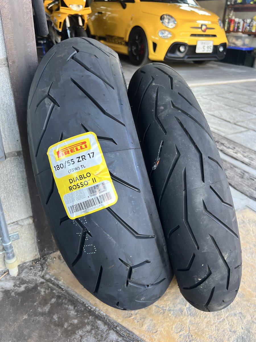 ToshiMotoStudio's tweet photo. もうちょいいけそうやけど後々スケジュール考えて早めに交換!サーキット一回行っただけでタイヤ選びに大騒ぎしてましたが友人が余ってたロッソ2のフロントをくれたのでリアだけ買いました!ありがとう😊
#PIRELLI
#ROSSO2
#ducati
#hypermotard https://t.co/ILtsHilvP9