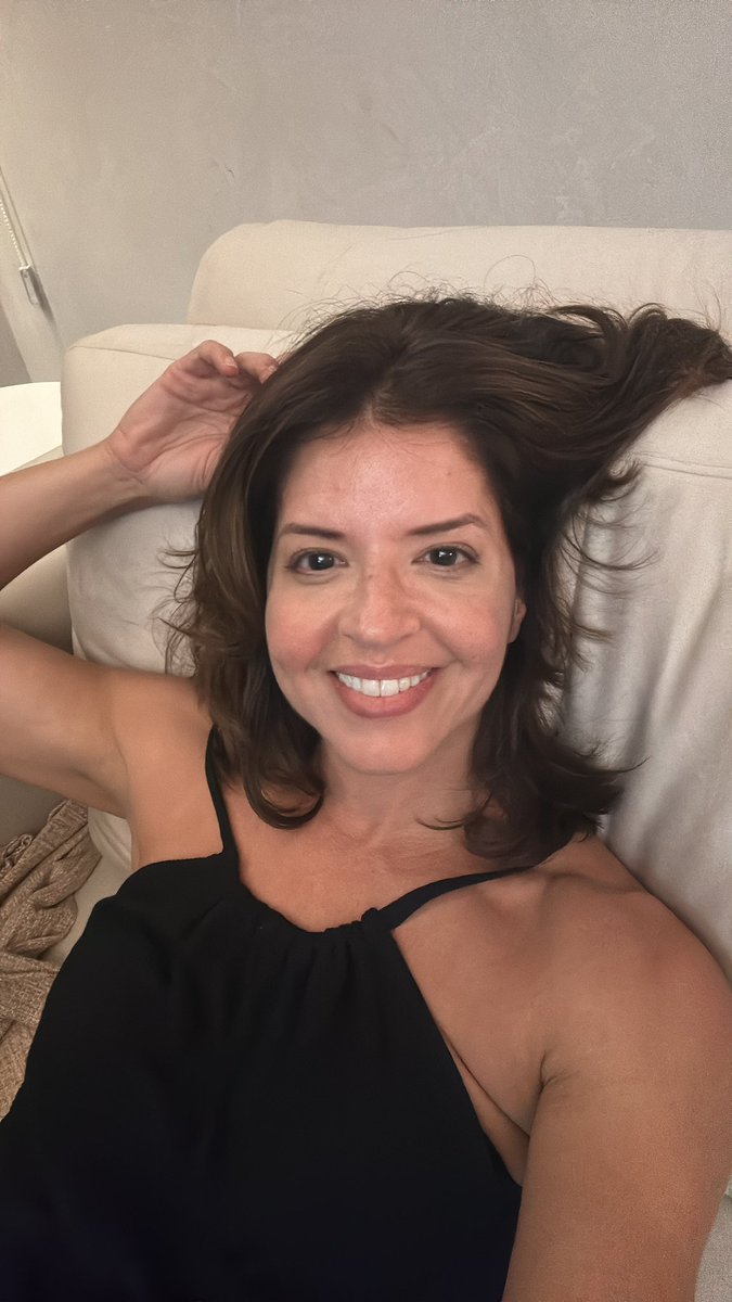 AMarianaSantos's tweet image. Cheguei do trabalho! Me joguei no sofá e tirei essa foto. Agora preciso tomar banho ! 😅😅😢 #cansada