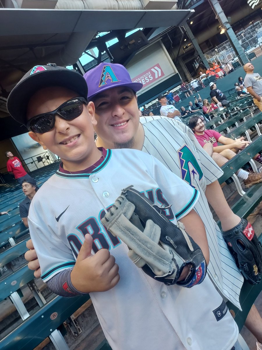 AnaMarissssa's tweet photo. We out here!!! #Dbacks let's get this W tonight!!! https://t.co/PrLNRqJyLo