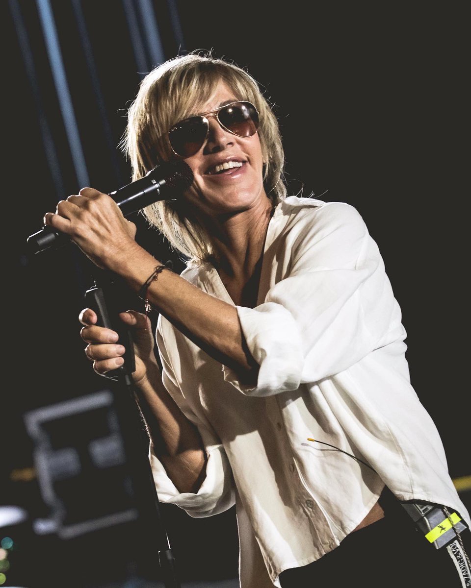 Ana_Torroja's tweet photo. ¡Qué felicidad estar de nuevo con vosotros! 😍😘✨💕 Y no hay imagen que describa mejor esto. Aquí probando sonido 🎤 para esta noche en #Irapuato
#TourVolver ✨ https://t.co/9SZfwOe3o9