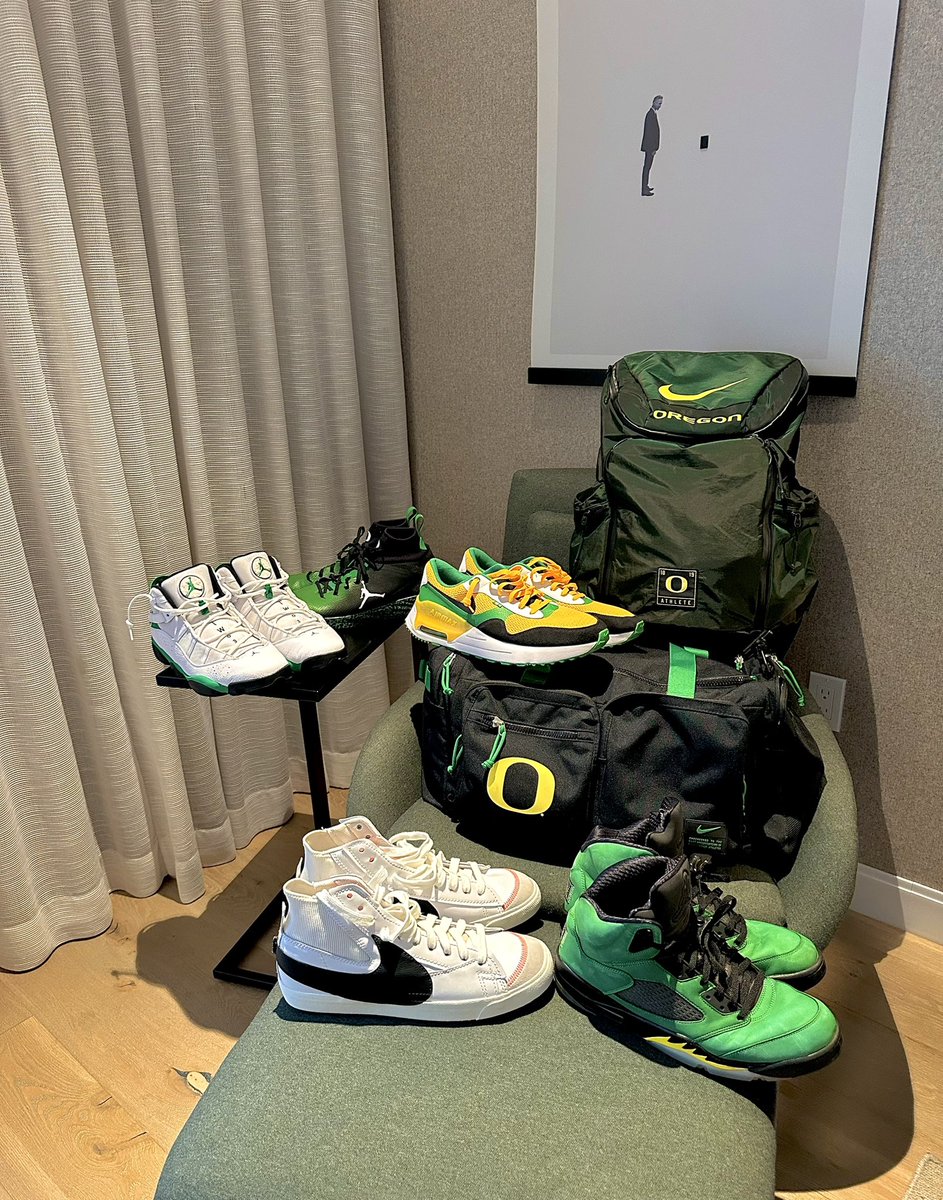 godux1987's tweet photo. The Progrum Guy has landed 🦆 in the bay 🌉😮💨
Don’t mind all the shoes. I’m just a closet sneaker head. 🤌🏽
@oregonfootball 🦆
vs
@StanfordFball 🌲🪓
#ChopTheTree 🌲🪓 #GoDucks 🦆
@uoregon @GoDucks https://t.co/eArFEGrTh2