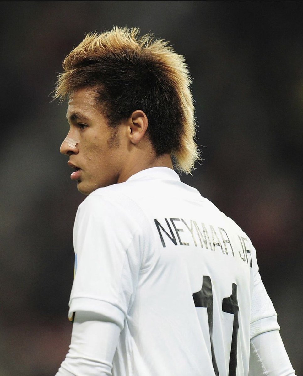 Moicano loiro, fita no nariz e camisa 11! 
Essa versão do Neymar é prime demais. 🔥