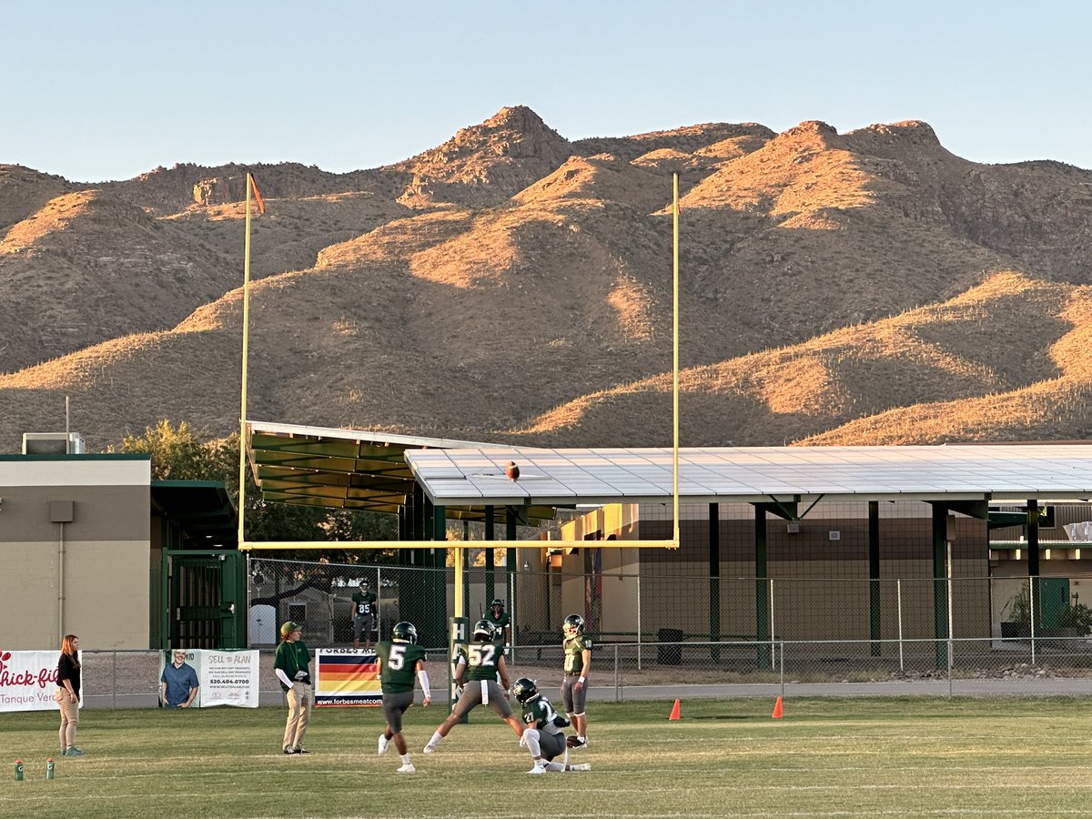 JavierJMorales's tweet photo. One of the best backdrops in Southern Arizona to kick into, at Tanque Verde. https://t.co/iiEZK8bte9