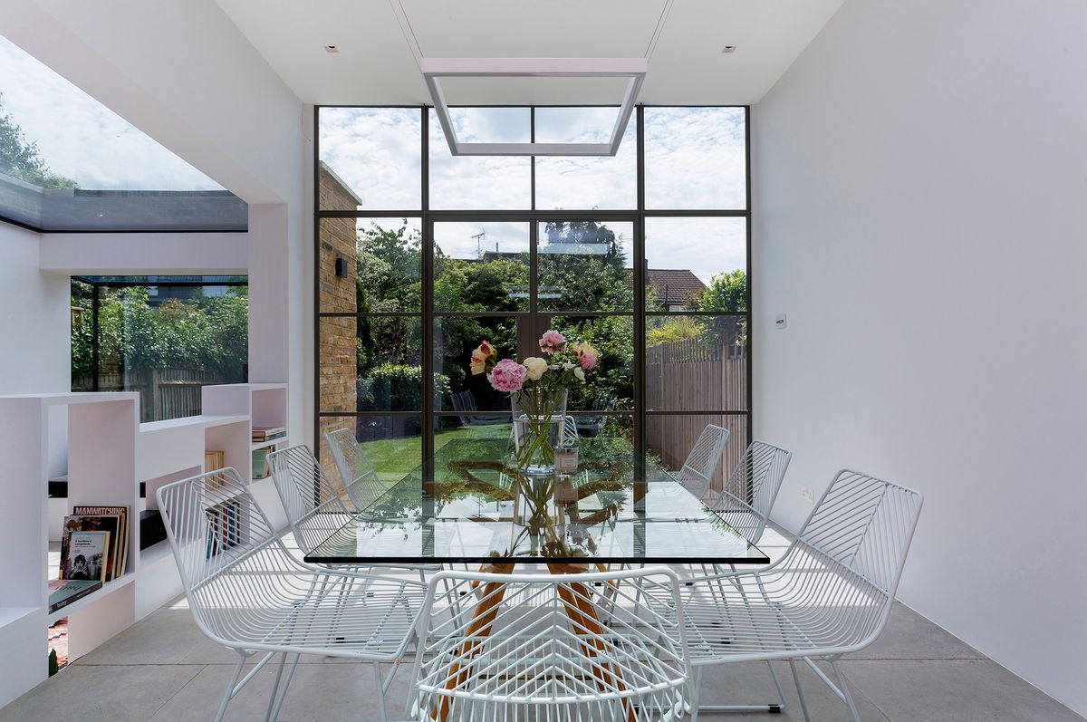 Architizer's tweet image. With glazed openings and intricate details, this project draws a cohesive dialogue between contemporary design and the environment, echoing Mondrian&apos;s Neo-Plasticism in its harmonious play of light, shadows and geometry.

Details: arc.ht/3ti61Q8 | 📍London, England