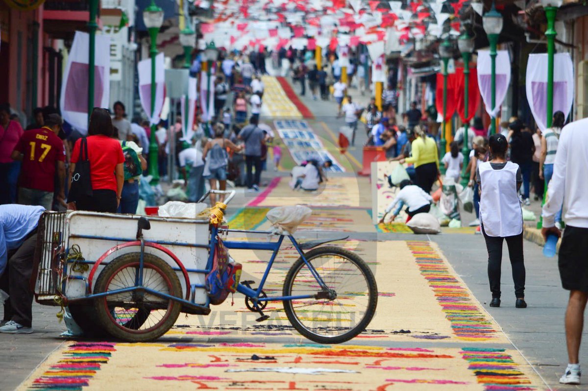 econsulta_ver's tweet photo. En Honor a San Jerónimo, los pobladores de #Coatepec realizan grandes tapetes de aserrín ➡️ https://t.co/bF47bBcQX2

#Veracruz #México #traidiciones #mexicocity https://t.co/HXu6X9TwjG