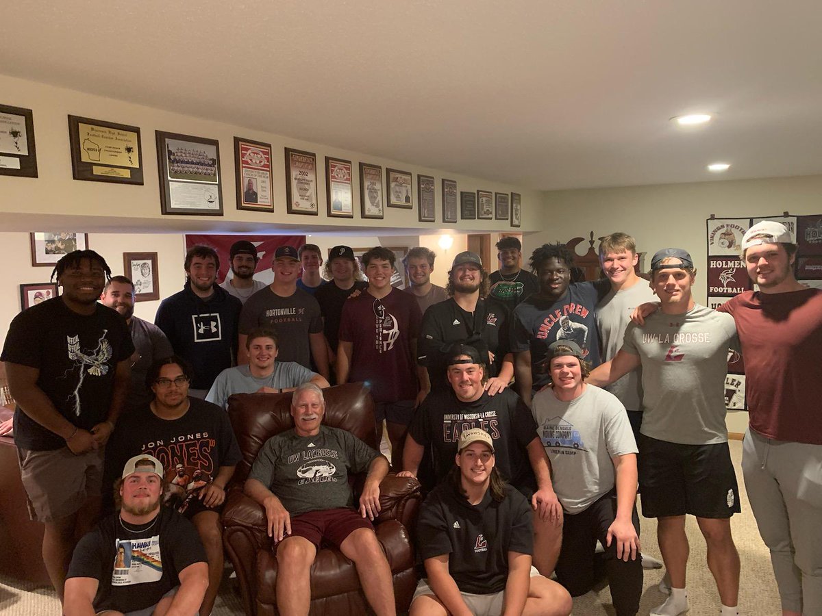 CoachKinger11's tweet image. Always a great time having the D-Line over for brats and cheesy potatoes!!  Love this group!!@CoachCollicott @UWLCoachJanus @UWLEagleFB