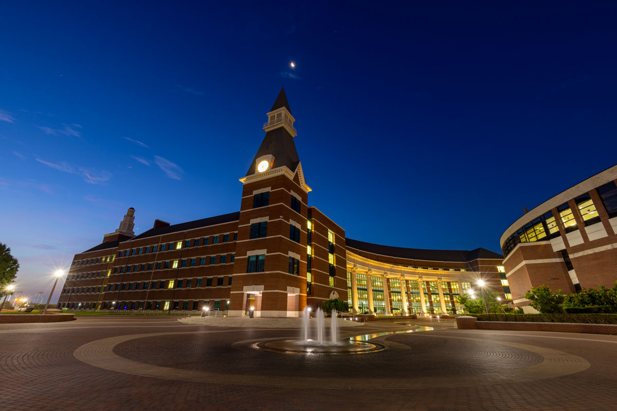 Baylor's tweet photo. Goodnight stars ✨
Goodnight air 🌛
Goodnight Baylor everywhere 💚💛 https://t.co/1V9PCOPxwb