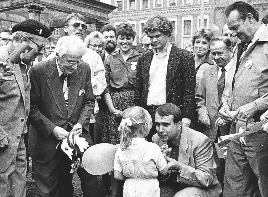 Oksana_Wise2's tweet photo. #German historian&amp; researcher at the Federal Commissioner for #Stasi Records (#Bundesrepublik Archives) Dr #Knabe says that when he wrote about #Scholz’s collaboration with leading #GDR functionaries, several🇩🇪media outlets refused to publish revelations. https://t.co/l2rHJVjlFL https://t.co/vWbKgi7X1v