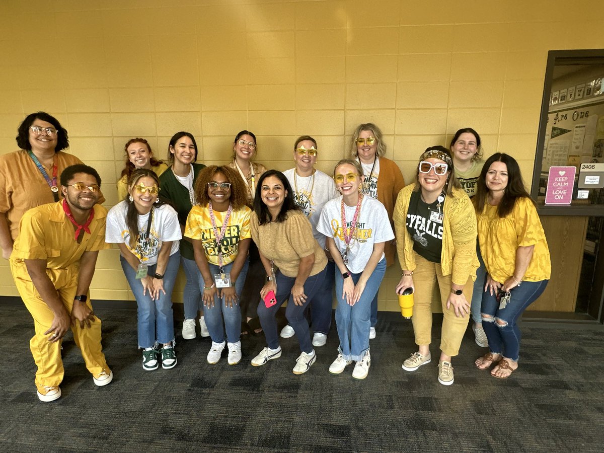 learninwithlife's tweet photo. Gold is one of our favorite colors! 💚💛 #secELA @cyfallshs #goldout https://t.co/7ZFNBITqRp