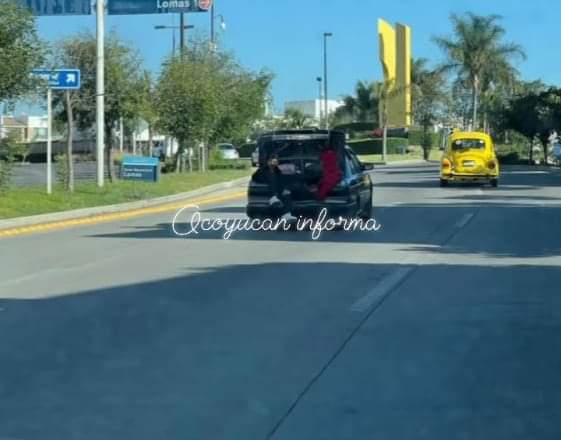 OcoyucanInforma's tweet photo. #Ocoyucan #Informa
#DescontrolTotal hasta en la cajuela arriesgando la vida taxis pirata llevan pasaje en Avenida Cascadas En lomas de Angelópolis Ocoyucan
Vecinos de lomas de Angelópolis piden intervención de @oportunoixta y a la @MTGobPue a regular a este tipo de taxis https://t.co/j29MBgaeIR