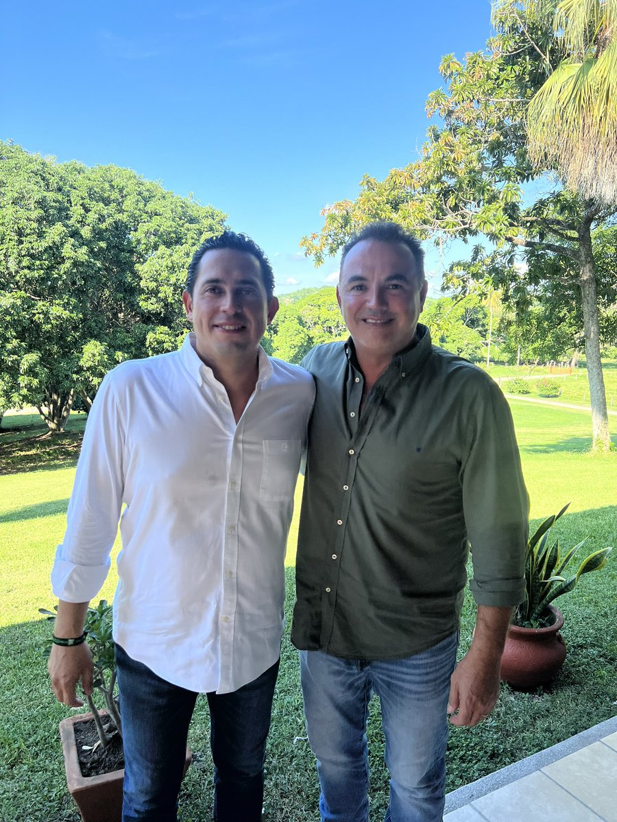 Felicidades amigo y hermano Lalo Miranda. El <a href="/partidoverdemex/">Partido Verde</a> hoy suma un gran cuadro.
Porque Tuxtepec lo merece, te deseo mucho éxito.
¡Enhorabuena!