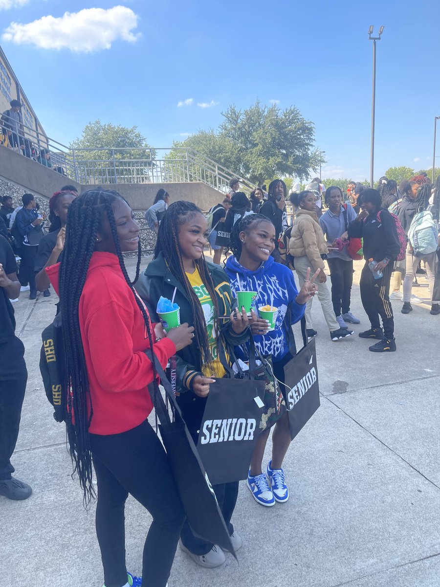 NXTGenGEARUP's tweet photo. FSA IDs, DCP, & college apps! Thank you to DJ Koo J, all staff, security & admin for coming out, and making the Senior Kickback a success for students! Day 5 of Natl GEAR UP Week was amazing! #GUWORKS #GEARUPWeek @edpartnerships @desotoisdeagles @CollegeDrivenGU @DeSotoISDCTE https://t.co/ipcrXBW8TB