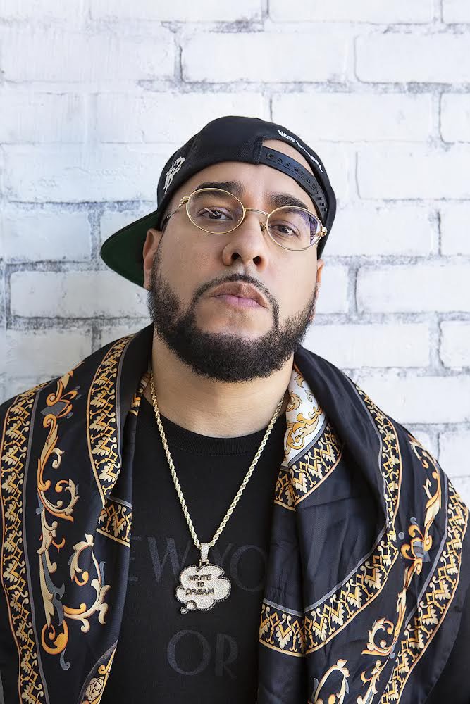 waytoolegit's tweet photo. Pass The Aux will be LIVE tomorrow morning @onamp at 10am EST β°π₯
LINK: https://t.co/brZ7oIXja3
@RobMarkman is without a doubt on my Mt. Rushmore for Hip Hip media so this announcement, this episode means a lot to us πΎ
#liveonamp #podcast #music #robmarkman https://t.co/2bMP68n5hJ