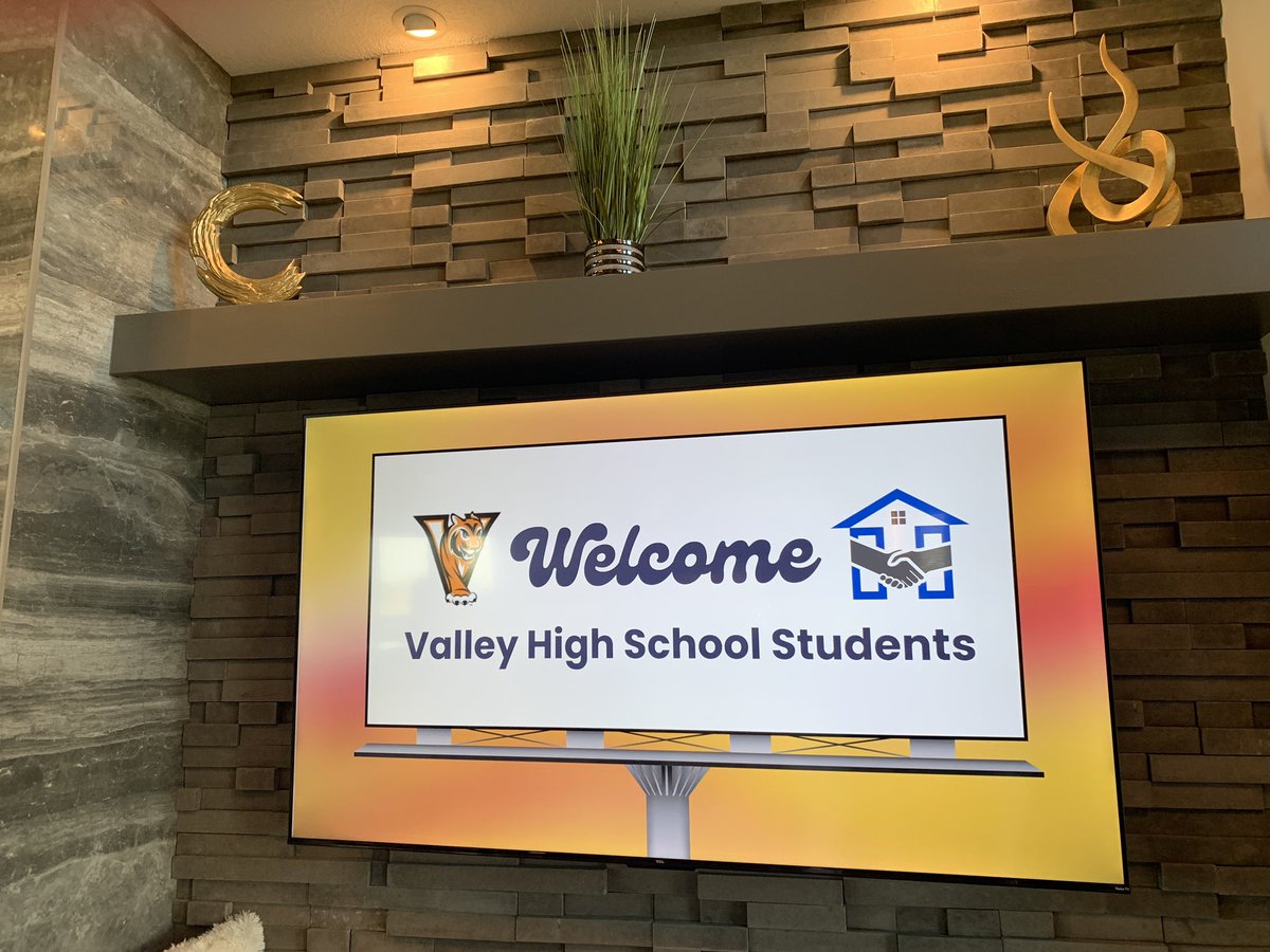 VHSTL's tweet photo. WHAT’S GREAT TODAY? (Part 2) VHS interior design students toured six beautiful homes for inspiration at the Home Show Expo. #vhstigers https://t.co/CQNvHY2lhA
