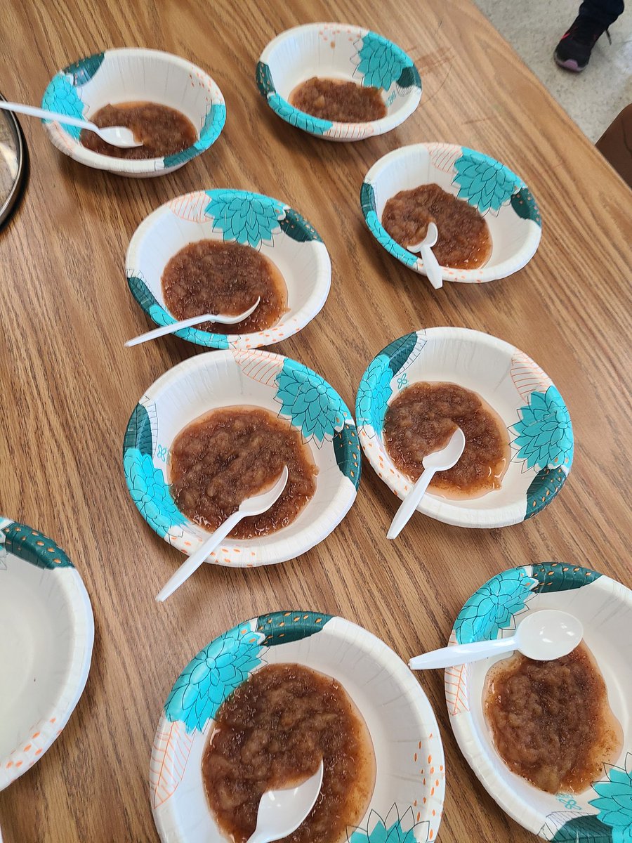 eaddisonBCPS's tweet photo. We've been learning about the life cycle of apples, so we made applesauce. Everyone got a chance to help an adult peel and core the apples. Then we took turns adding the ingredients (some extra cinnamon). Our classroom sure did smell delicious this afternoon! https://t.co/pqtcRZqOhs