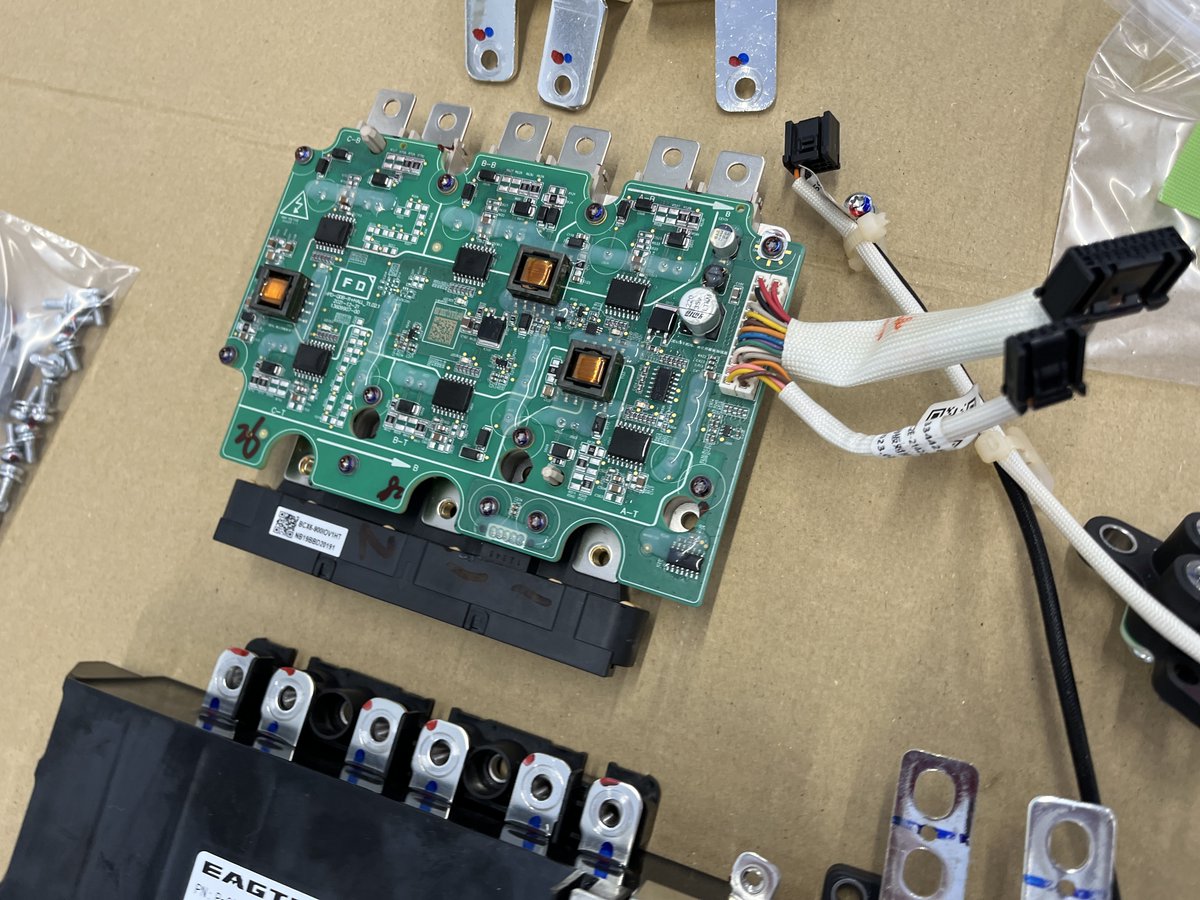 YamamotoPENU's tweet photo. RTのATTO3(BYD)の分解解説。
モーター駆動用インバーターに使用されたパワー半導体（Si IGBT）。
BYD製。
ATTO3もDolphinも同じパワー半導体を使用。
確かに同じ出力モデル（150kW）であれば専用設計は必要ない。
パワー半導体の付加価値の方向性が難しくなってきている。 https://t.co/3zIVnNNDpx