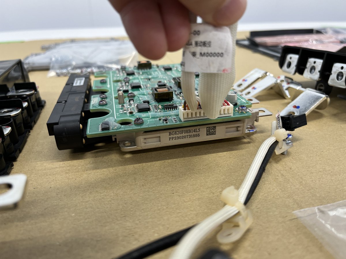 YamamotoPENU's tweet photo. RTのATTO3(BYD)の分解解説。
モーター駆動用インバーターに使用されたパワー半導体（Si IGBT）。
BYD製。
ATTO3もDolphinも同じパワー半導体を使用。
確かに同じ出力モデル（150kW）であれば専用設計は必要ない。
パワー半導体の付加価値の方向性が難しくなってきている。 https://t.co/3zIVnNNDpx