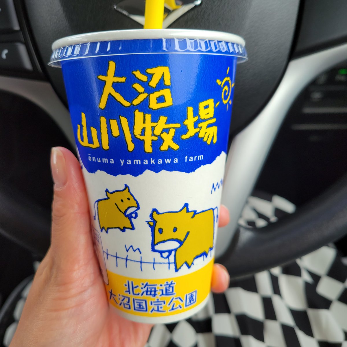 aopo_hakodate's tweet photo. うわさの⁉️美人ちゃん特大パネル見たし、山川牧場さんのシェイク飲んだし、沼の家さんで大沼だんご(面積の広い方を醤油にしてもらっ)買ったし、大沼出発‼️ https://t.co/MewQcMsRZw