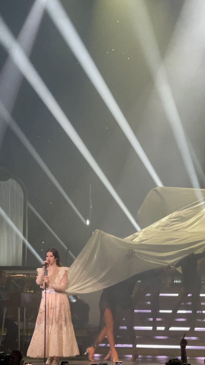 cinnamonfreak's tweet image. oh LANA DEL REY the MOTHER you are