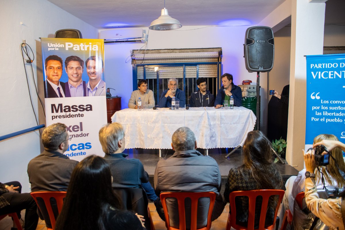 RobertoFeletti's tweet photo. 🗣️ Hoy tuve el placer de charlar con los compañeros y las compañeras del Partido de la Victoria de Vicente López sobre el escenario económico de cara a las elecciones. Hablamos de la necesidad de un triunfo peronista para colocar a la Argentina definitivamente en el camino del desarrollo y la justicia social. ✌🏼

También recordamos al gran Aldo "Gaucho" San Pedro, con quien -junto a la querida @DianaBConti- armamos el Partido allá por 2003, a pedido de Néstor, para fortalecer el frente electoral que lo llevaría a la Presidencia de la Nación

Muchas gracias al candidato a intendente de @unionxlapatria, @lucasboyanovsky, a @EsteSanPedro y a @BrunoPandolfo por la invitación.

Y gracias a @jumartinezmolto, @Malecholakian y @Lau_Braiza por acercarse a escuchar y debatir.