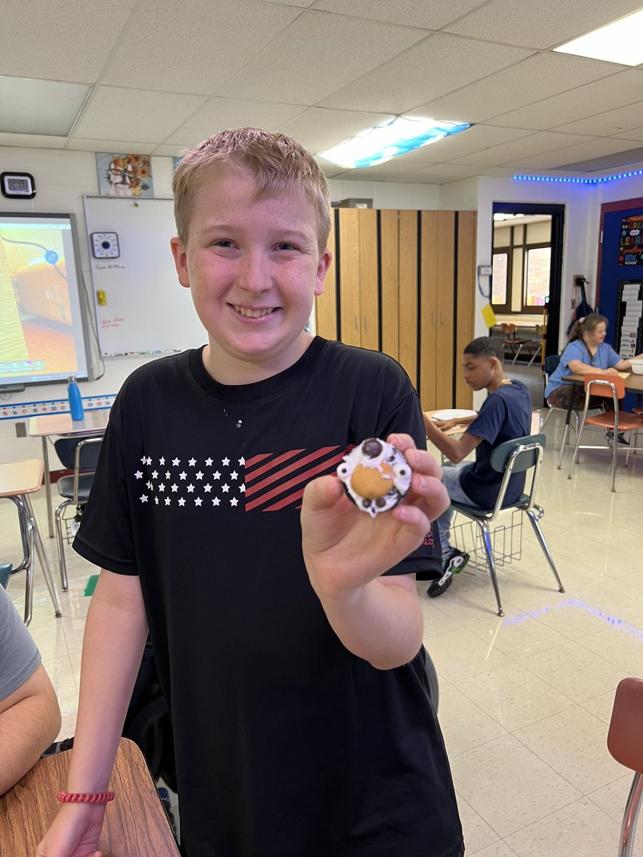 MrsDeneau's tweet photo. Fat Bear Week (where bears are tracked in Alaska and measured for their hibernation weight gain) culminated with making bear cookies and completing a salmon life cycle wheel. #wearelamphere @LamphereHS https://t.co/b0Nubu7jTX