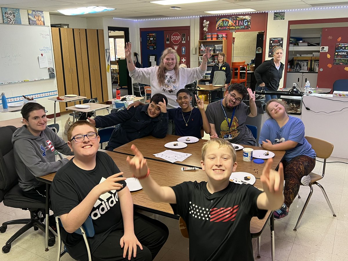 MrsDeneau's tweet photo. Fat Bear Week (where bears are tracked in Alaska and measured for their hibernation weight gain) culminated with making bear cookies and completing a salmon life cycle wheel. #wearelamphere @LamphereHS https://t.co/b0Nubu7jTX