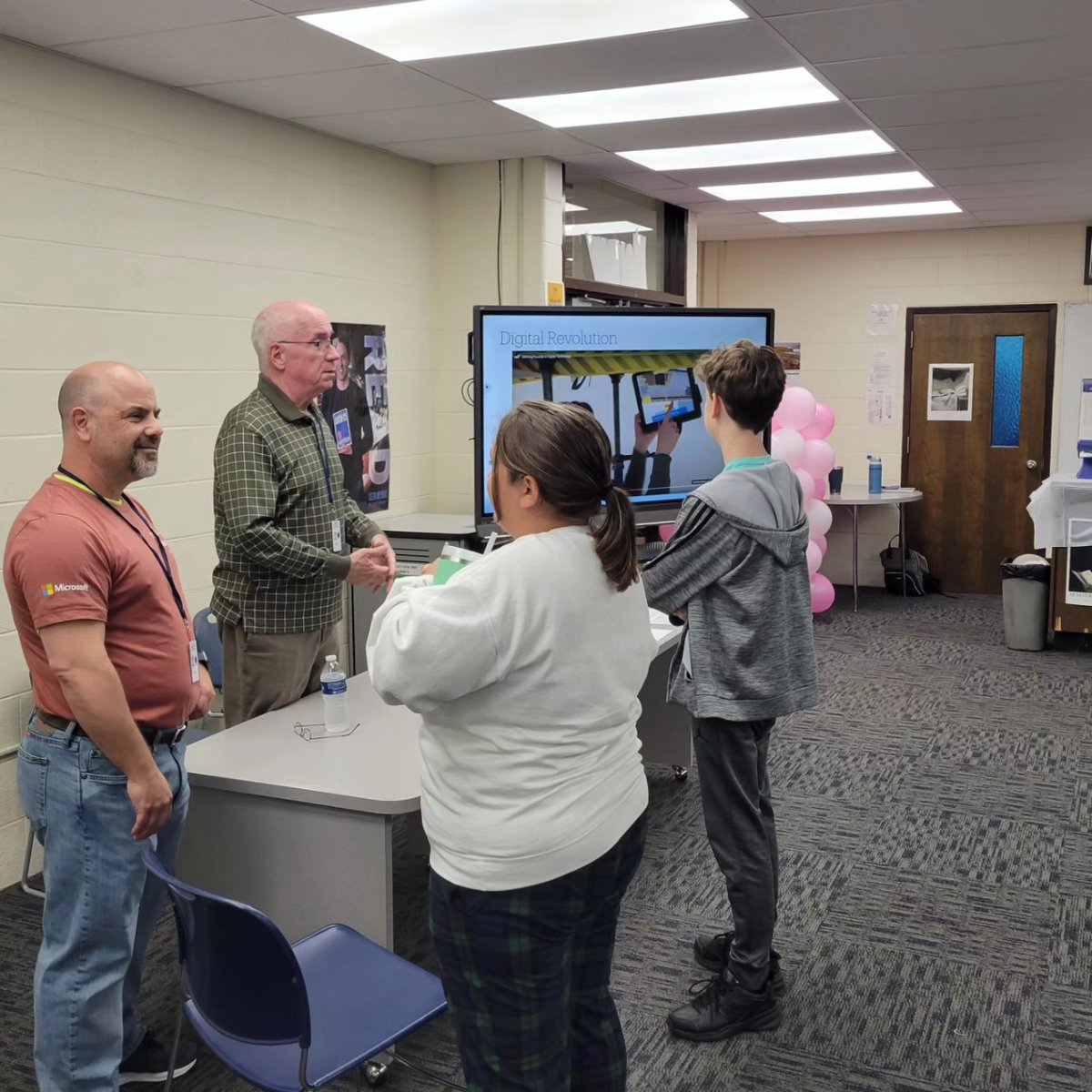 ValleyViewHS's tweet photo. Thank you to representatives from Ohio Cyber Reserve, Sinclair's Design program, Microsoft/TEALS, Shook Construction, and WPAFB for helping us celebrate Ohio Tech Day. https://t.co/C46yX6g88P