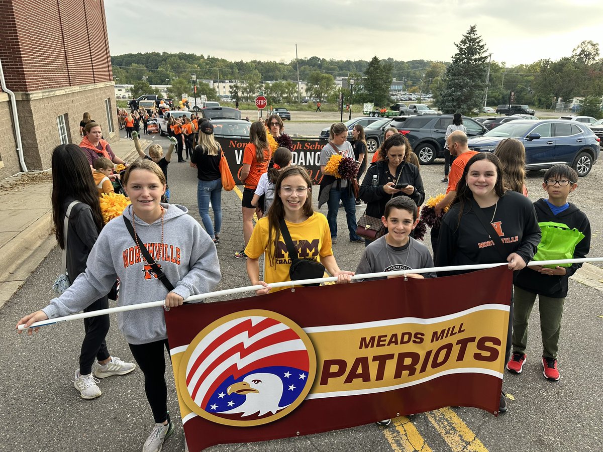 Meads Mill representing at <a href="/nhsstangs1/">@NHSStangs1</a>  homecoming parade <a href="/NorthvilleEDU/">Northville Schools</a>   #npsworldofpossibilities