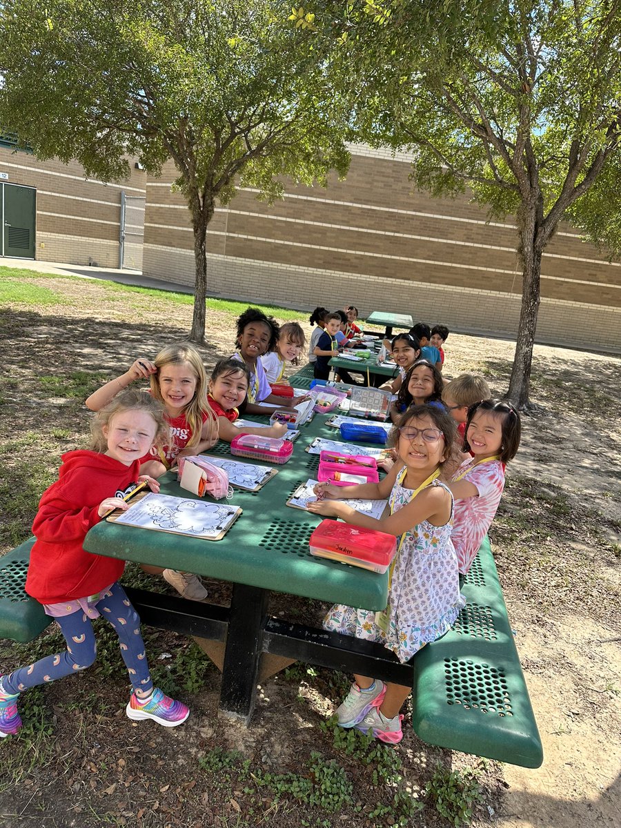 hellomstello's tweet photo. We had such a fun day taking our learning outside and observing all the different clouds we’ve been learning about this week! @BlackBearkats #bearkatBEST https://t.co/i0VDHheRyX