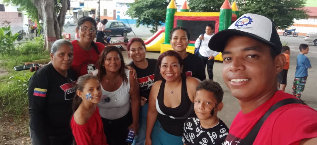 MrtGirardot's tweet photo. Quienes Somos! JUVENTUD y con quién estamos? CON NICOLAS MADURO🔴⚫

#VenezuelaDeValoresYCultura
#JuventudTupamaroConMaduro https://t.co/nmcM4HjAHA