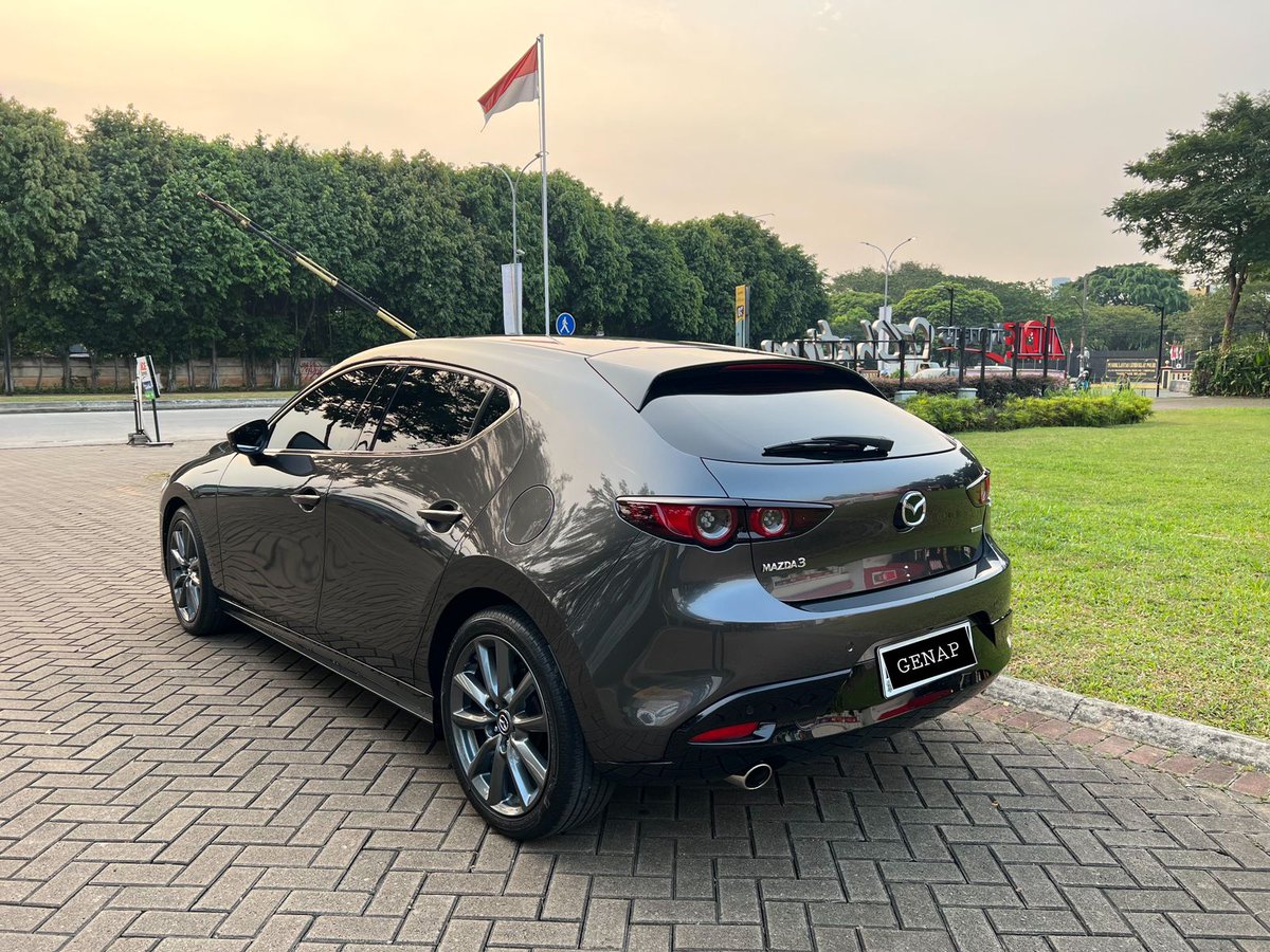 MasMasBiassaa's tweet photo. Mazda 2 wes biasa, sakiki wayahe Mazda 3 dong, alias yang enom enom saja
Nek wes tau gowo Mazda 2 Hatchback, mesti keroso enake piye to
Nah iki Mazda 3, enake 2x lipate Mazda 2

Wes nyoh...

• All new Mazda 3 Hatchback 
• Tahun pembuatan 2021 pembelian 2022
• Transmisi otomatis triptonic, paddle shift 
• Pajak Juli 2024
• Odometer 9.100, Service record dealer otorizhed 
• Free service 3 tahun/60.000 km
• masih ada free service 2 tahun dan part/60.000 km sampai juli 2025
• Tangan pertama dari baru 
• Kondisi mobil 100% seperti baru 
• Masih warranty dealer resmi 
• CBU JAPAN 
• Black combine red leather seat

Engine : 

• Skyactiv 2.0 gasoline
Fitur : 

• i- activesense technology 
• MRCC 
• ALH - adaptive LED head lamp with auto lamp 
• Auto sensor wiper 
• Electric seat mode with memory seat 
• Head unit 10' with MZD connect & rotary comander 
• Blind spot monitoring with low mirror & electromagnetic miror 
• Active driving display with proyektor 
• GVC G- Victoring Control plus sistem 
• Smart city brake support 
• Lane keep assist system 
• Lane departure warning system 
• Driver attention alert 
• Rear cross trafict alert 

Dokumen : 

1. Bpkb
2. Stnk 
3. Faktur , nik , form A (CBU JAPAN) 
4. Kunci 2 pcs 
5. Buku service & buku manual 
6. Toolkit 

Garansi uang kembali 100% kalo ketemu mobil bekas banjir dan tabrak

490 Juta Nego

https://t.co/9KgdzMcHuX