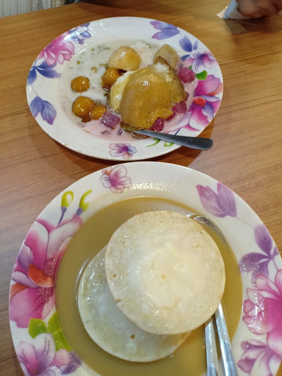 veny_d's tweet photo. Kita pilih bubur kampium &amp; serabi aja 😋😋 #bopetmini #sarapan#buburkampium#serabi https://t.co/jlZwAEDPEh