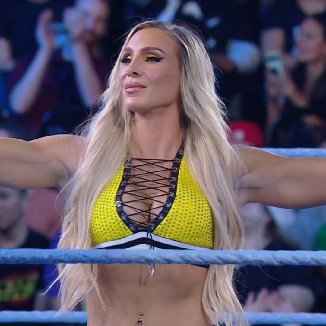 dqrkholds's tweet photo. oh my gosh...she's so beautiful #SmackDown https://t.co/V0WSBOfrH6
