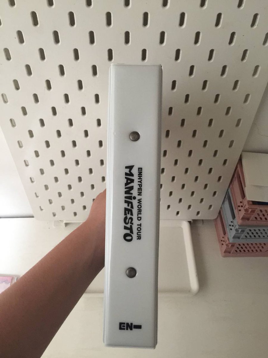 SUN00DIARY's tweet photo. wts lfb ph 

★ enhypen manifesto tour merch binder
★ 550, see the last pic for the condition of the back part https://t.co/sTuAphKQ6P