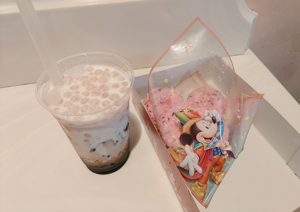 nickeymouse0320's tweet photo. ～ディズニー・シー・ハロウィン～

まずは腹ごしらえ😁✨🍩 https://t.co/WiAysBs77N