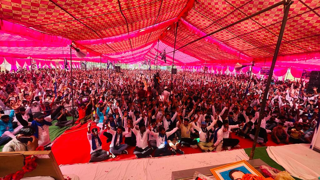 ashishregar10's tweet photo. "संविधान बचाओ देश बचाओ संकल्प यात्रा"का  दूसरा दिन राजस्थान के भरतपुर की नगर विधानसभा में अपनों के बीच चन्द्र शेखर आजाद जी!
@BhimArmyChief 
@Ravinder_ASPK 
@ASP4Rajasthan 
@BA4Rajasthan https://t.co/NVeeq72F8C