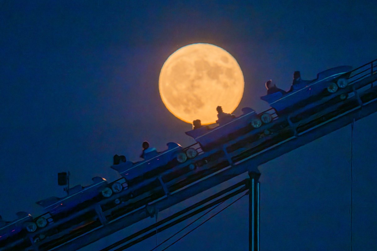 DaveDiCello's tweet photo. Every now and then I enjoy a good challenge with photography, and capturing the bright full moon against the silhouette of the Phantom's Revenge at Kennywood was just that. These may not be the cleanest moon images I've ever captured, but damn were they fun to shoot. https://t.co/Z5moSQk87G