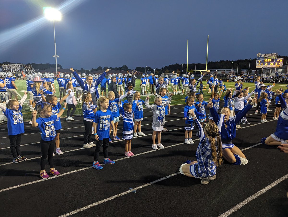 MidviewNorth's tweet photo. North Cheerleaders came to cheer on the Middies to a victory tonight! https://t.co/WejQu9xFKh
