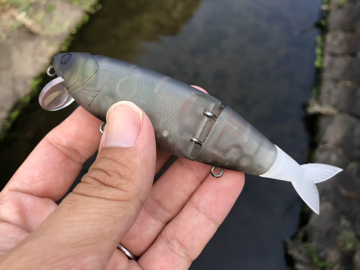 BUTZbassfishing's tweet photo. ちなみに... BUTZの製品は
成形、組み立て、塗装、全て国産です！

特に、塗装に関しては
職人さんが一つずつ、仕上げていますので
良い意味で、個体差があり
まったく同じカラーはありません🔥

同じフィニグレでも、生産時期によって
特徴が出たり、なんて事もあるかと思います🤤

#BUTZbassfishing
#バス釣り