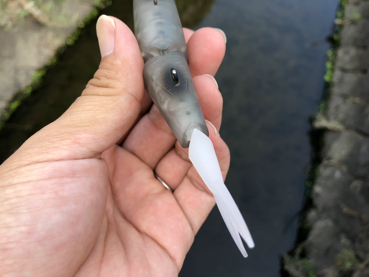 BUTZbassfishing's tweet photo. ちなみに... BUTZの製品は
成形、組み立て、塗装、全て国産です！

特に、塗装に関しては
職人さんが一つずつ、仕上げていますので
良い意味で、個体差があり
まったく同じカラーはありません🔥

同じフィニグレでも、生産時期によって
特徴が出たり、なんて事もあるかと思います🤤

#BUTZbassfishing
#バス釣り