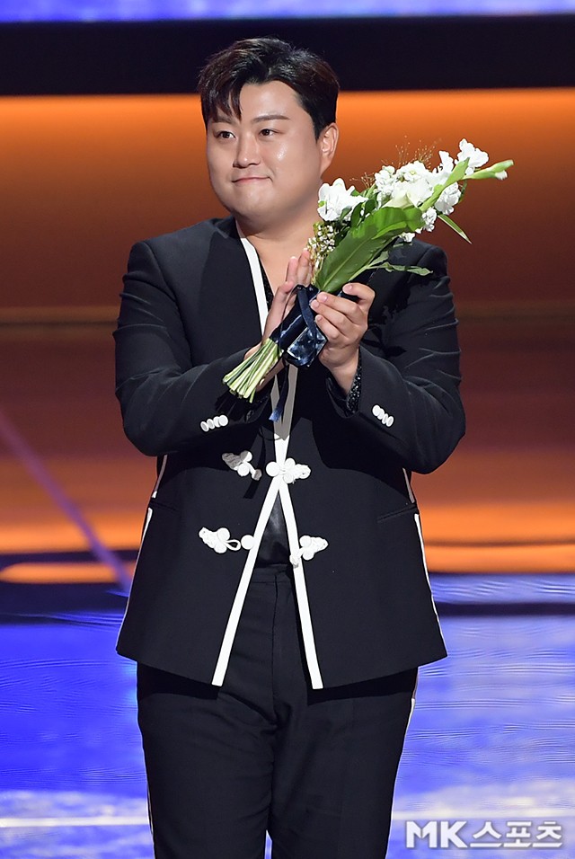 @hojoongofficial 김호중 가수님 위대한 트바로티님  SDA 삼남매가 용감하게 ost상 그중에 그대를 만나 수상 다시 한번 진심  축하해요🏆🏆🤴👑👏👏👍👍🙏🙏💜💜💜💐💐#KIMHOJOONG#SDA#드라마어워즈수상#삼남매가 용감하게#그중에 그대를 만나#축하해요