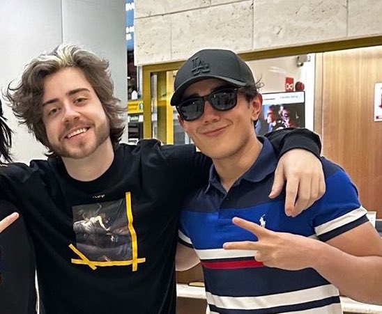 koalaroier's tweet photo. AMIGO CELLBIT Y ROIER NO SE DESPEGAN UNO DEL OTRO JALDLAKKSS ESTAN JUNTOS EN TODAS LAS FOTOS https://t.co/lkq4b6m9SV
