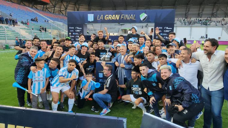 AlgarabiaD's tweet photo. Con el resultado de #Quilmes ante #Tristansuarez.
#Racingdecba se acaba de salvar del descenso, y jugará una temporada más en la #BNacional.
Racing se fue, para nunca más volver!
Felicidades a todos los académicos! https://t.co/bbubpMssGj