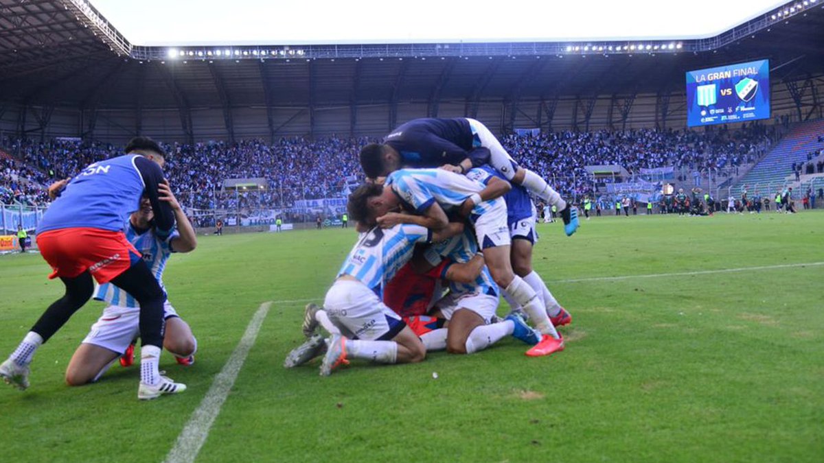 AlgarabiaD's tweet photo. Con el resultado de #Quilmes ante #Tristansuarez.
#Racingdecba se acaba de salvar del descenso, y jugará una temporada más en la #BNacional.
Racing se fue, para nunca más volver!
Felicidades a todos los académicos! https://t.co/bbubpMssGj