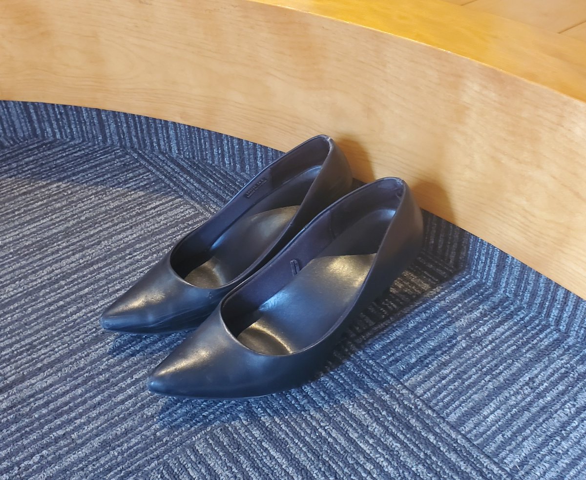 heelslov's tweet photo. 20代後半の営業OLさん
タイトスカートとシンプルな黒のパンプスで素敵なスタイル

近づいただけで少し匂ってくる
鼻を近づけると強烈に匂う
ゆっくり味わいたかった https://t.co/HIgLjEE6e6