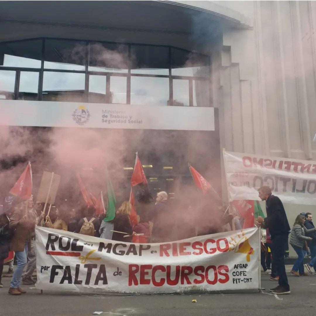 JacintoAFGAP's tweet photo. Asamblea de #AFGAP preparando ir a la #DINATRA por incumplimiento de acuerdos firmados con el @MGAPUruguay.
Custodiados: 3 patrulleros, solicitud de documentación y fotografías a todo el que ingresaba al Sindicato.
¡Claro que nos movilizamos!
@AfgapO @PITCNT1 @MTSSuy @COFE_PITCNT https://t.co/RQq2eONrxI