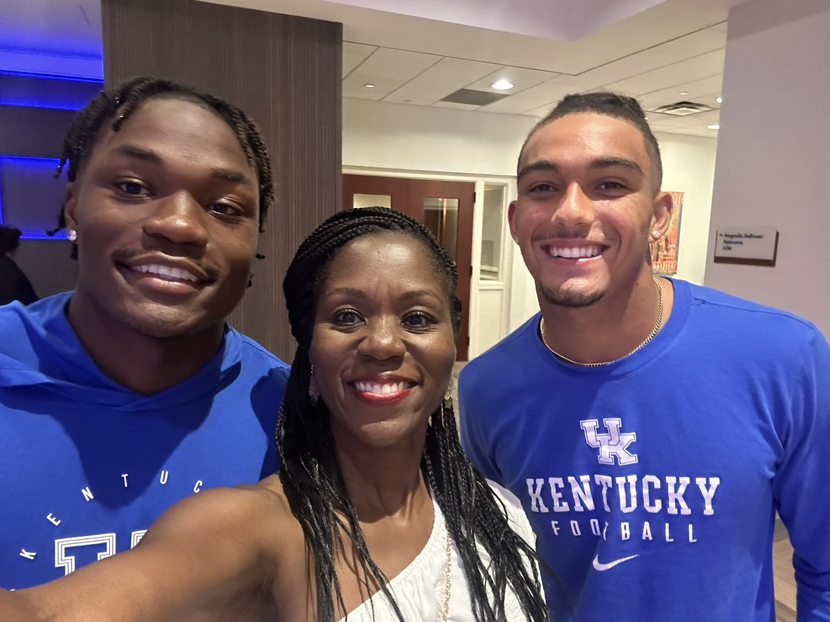 #MyFridayNight with my favorite WILDCATS after the @LexArts White Party!! 🐯🏈💙🤍 @Ty_Bryant32 @DaneKey6